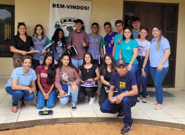 Grupo de estudantes que participam do Game do Vale e equipe de coordenação do projeto no Departamento Municipal de Cultura de Caarapó